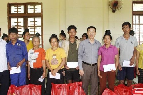 Ban Tổ chức Tỉnh ủy thăm, hỗ trợ các gia đình bị thiệt hại do mưa lũ