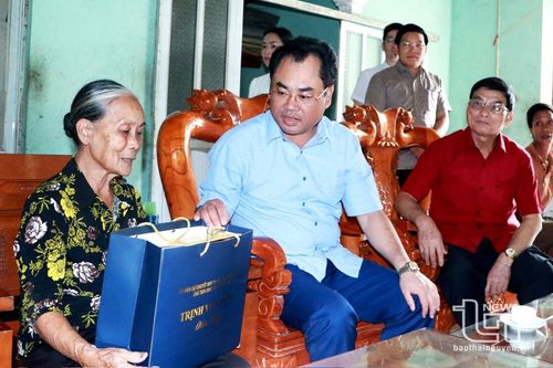 Đồng chí Chủ tịch UBND tỉnh: Thăm, tặng quà gia đình nạn nhân chất độc da cam