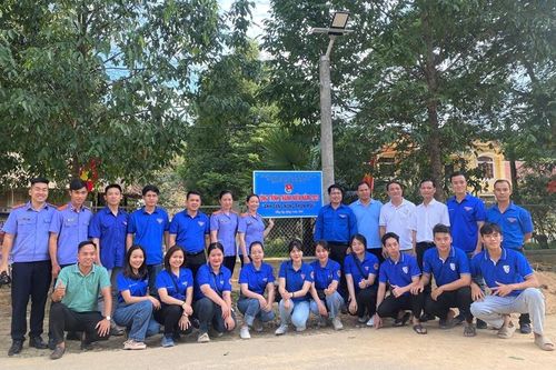 Tặng công trình 'Ánh sáng nông thôn mới' cho xã Hồng Hạ