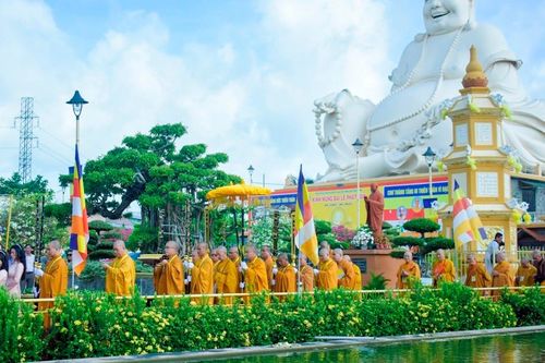 Đức Pháp chủ GHPGVN quang lâm giáo giới tại lễ khai mạc Đại giới đàn Huệ Đăng ở Tiền Giang