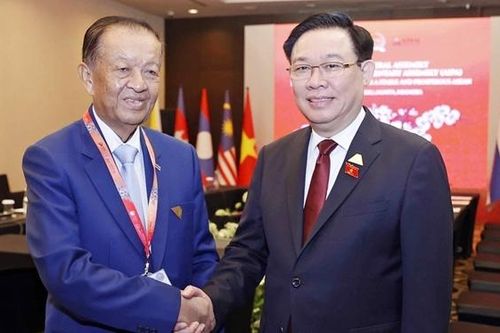 Chủ tịch Quốc hội Vương Đình Huệ gặp Chủ tịch Hạ viện Thái Lan