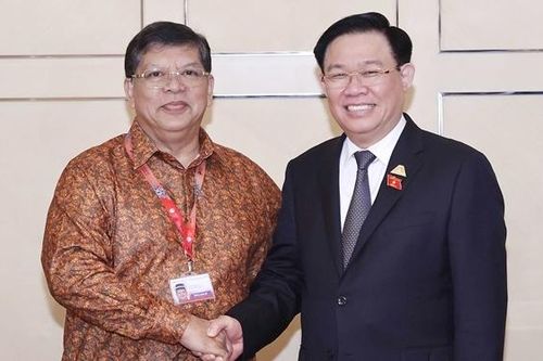 Chủ tịch Quốc hội Vương Đình Huệ gặp Chủ tịch Hạ viện Malaysia