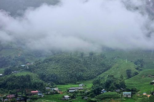 Khám phá bản Tả Van trong mưa
