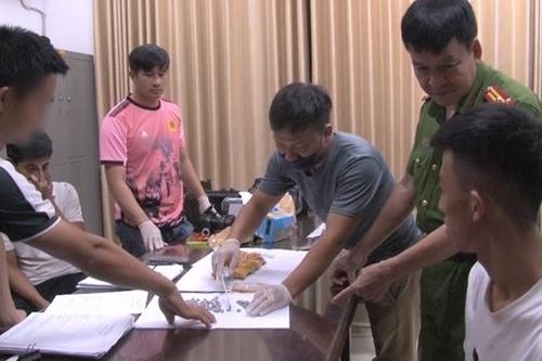 Đang 'ôm' gói hàng giấu hơn 1.000 viên ma túy thì bị 'tóm'