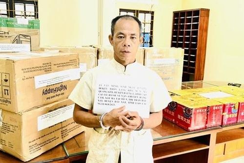 Lợi dụng trời mưa lớn để vận chuyển pháo lậu