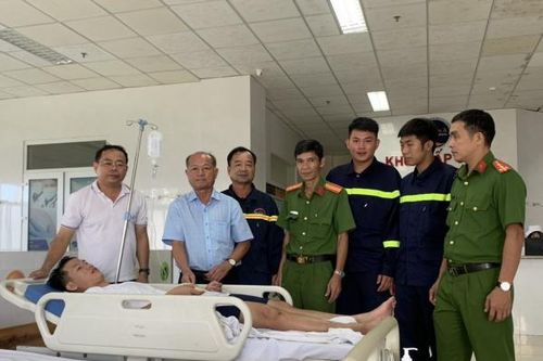Thăm hỏi chiến sĩ bị thương khi cứu nạn trong vụ cháy cửa hàng quần áo