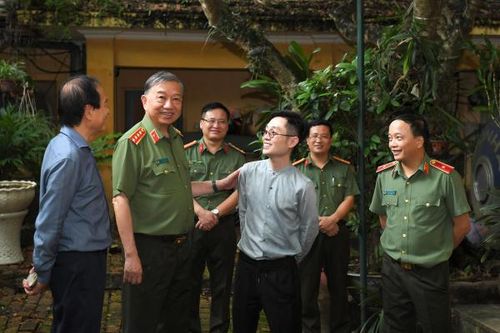 Bộ trưởng Tô Lâm thăm hỏi gia đình, tri ân các đồng chí cố lãnh đạo Bộ Công an