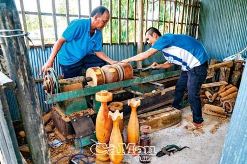 Tinh tế lục bình từ gỗ địa phương