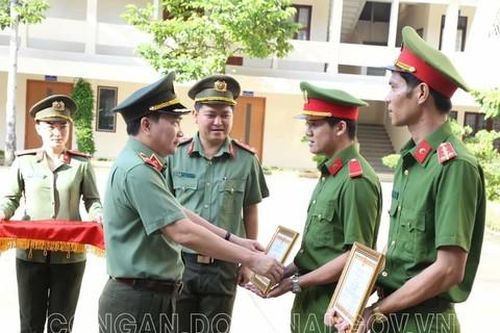 Đồng Nai: Khen thưởng vụ bắt nhanh đối tượng giết người, cướp tài sản