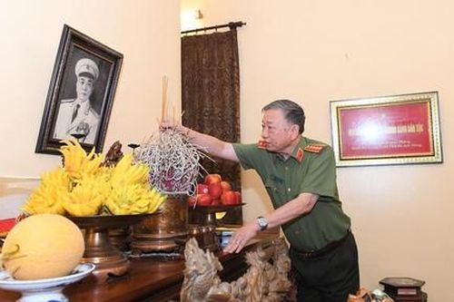 Bộ trưởng Tô Lâm tri ân, tưởng nhớ các đồng chí cố lãnh đạo Bộ Công an