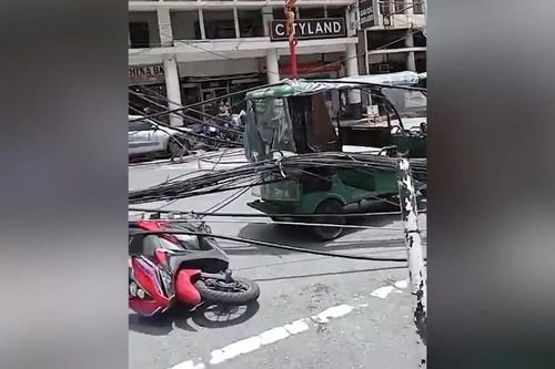 Kinh hoàng khoảnh khắc 8 trụ điện ngã đổ liên hoàn ở Philippines