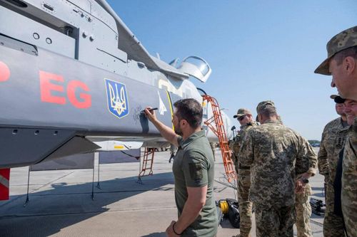 Tổng thống Ukraine ký tên lên tên lửa hành trình của Pháp