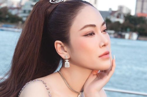 Hoa hậu Stella Tuyết Nga chấm thi cùng Á hậu Thụy Vân