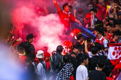 Tạm giữ 3 người đốt pháo sáng khiến bé 6 tuổi bị thương trận CLB Hà Nội gặp Hải Phòng