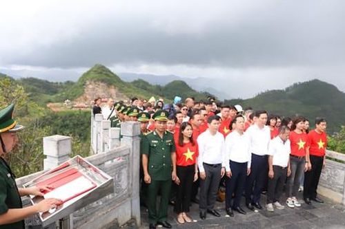 Quận Hoàn Kiếm dành 100 triệu đồng tặng Đồn Biên phòng Lũng Cú và các gia đình chính sách