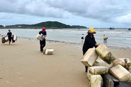 Xuất hiện 7km rác thải, phao xốp phủ kín bãi biển đẹp ở Cô Tô