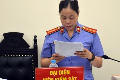Đại diện viện kiểm sát bật khóc khi đọc cáo trạng vụ cháy quán karaoke khiến 3 cảnh sát hy sinh