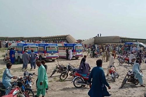 Tàu hỏa trật đường ray ở Pakistan, 30 người chết, 67 người bị thương