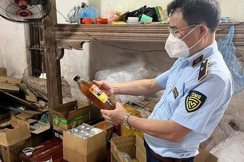 Khởi tố vụ án và đối tượng buôn bán 2.000 lít mật ong hương nhãn giả trên mạng xã hội