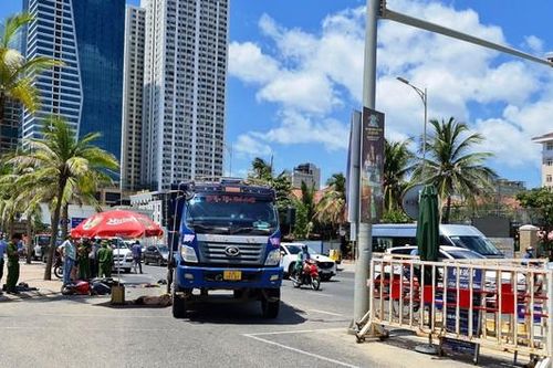 Xe tải đánh lái tránh đèn đỏ tông nữ du khách tử vong