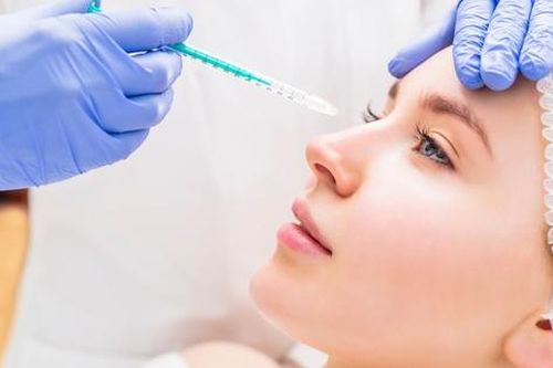 Sau vài phút tiêm chất làm đầy cô gái trẻ bị mờ mắt
