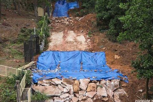 Cắt ngang đường bê tông để hạn chế sạt lở sau vụ hàng chục ô tô bị vùi lấp tại Sóc Sơn