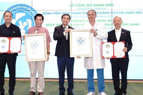 Bộ Y tế trao chứng nhận cho 2 bệnh viện thực hành nuôi con bằng sữa mẹ xuất sắc