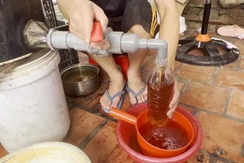 Dùng đường và mạch nha để làm giả mật ong hoa nhãn