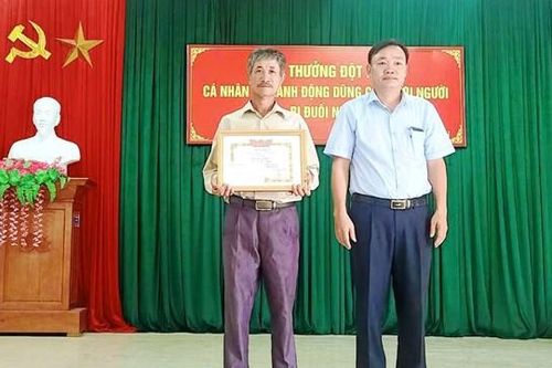 Quảng Bình: Khen thưởng người đàn ông lao mình ra sông cứu 2 bé đuối nước