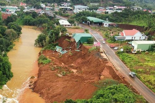 Mưa lớn kéo dài, nhiều tuyến đường ở Tây Nguyên sạt lở