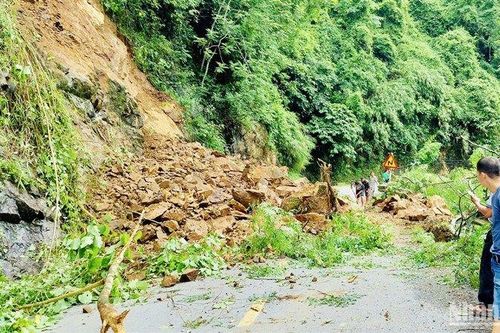 Sạt lở đất gây ách tắc giao thông, vùi lấp phòng học tại Cao Bằng