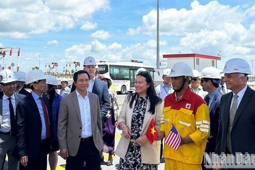 Đoàn Bang California làm việc với tỉnh Long An