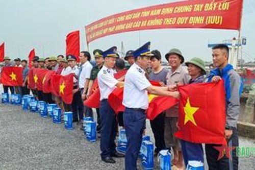 Cảnh sát biển đồng hành với ngư dân: Về Nam Định giữa ngày nắng lửa