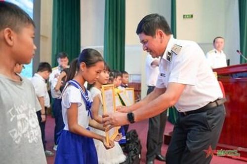 Con đỡ đầu của bộ đội Hải quân