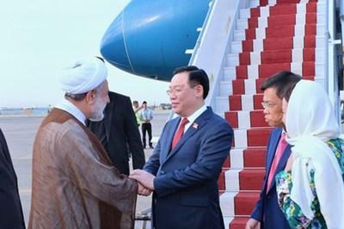Chủ tịch Quốc hội Vương Đình Huệ đến Tehran, bắt đầu thăm chính thức Iran