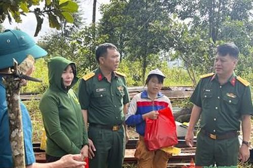 Bộ Chỉ huy quân sự tỉnh Đắk Nông thăm, tặng quà các gia đình bị ảnh hưởng do mưa lũ