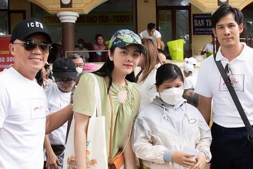 Vân Trang, Thúy Diễm, Thanh Thức cùng NTK Đinh Văn Thơ chia sẻ khó khăn với bà con Bình Định