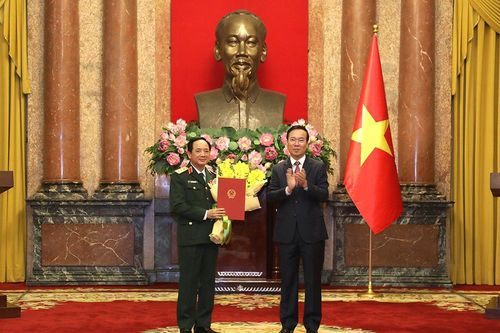 Chủ tịch nước trao quyết định thăng quân hàm Thượng tướng cho đồng chí Trịnh Văn Quyết