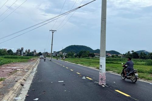 Cột điện giữa đường gây tai nạn