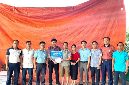 Trao hơn 61 triệu đồng đến gia đình nam sinh dập tay, hỏng mắt do nổ bình ga
