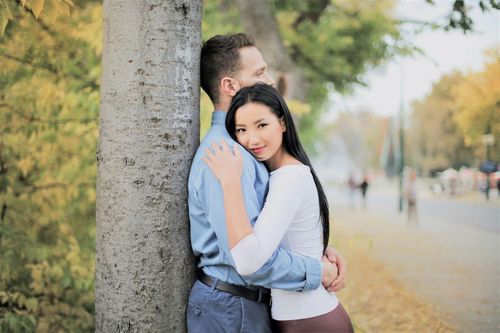 Dấu hiệu cô ấy đang... giả vờ yêu