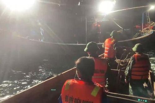Biên phòng Quảng Bình kịp thời cứu hộ ngư dân bị đột quỵ