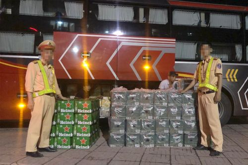 Phát hiện xe khách chở hơn 5.800 chai bia không rõ nguồn gốc