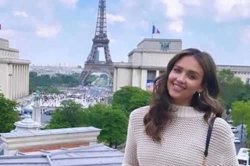Ngắm Jessica Alba 'biến hình' quyến rũ với đầm dạ hội và trang phục đời thường