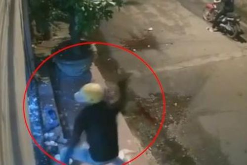 TP. HCM: Dùng dao chém nát cửa nhà dân do bị nhắc nhở khi nẹt pô lớn