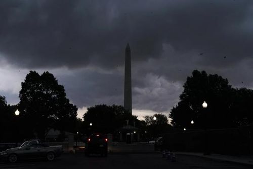 Hàng nghìn chuyến bay bị hủy, hàng triệu người mất điện khi bão tiến vào Washington