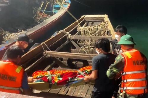Hỗ trợ ngư dân bị đột quỵ khi đang đánh cá trên biển Quảng Bình