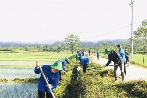 Mang yêu thương tới bản làng