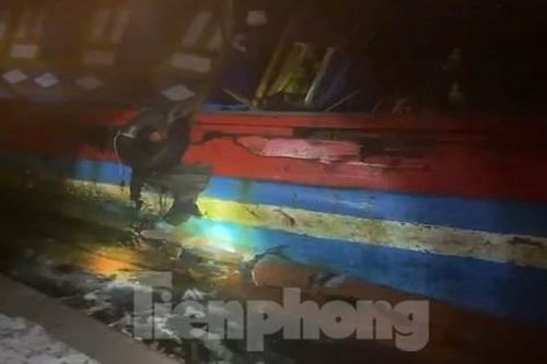 Tàu cá bị tàu hàng đâm chìm giữa đêm, 3 ngư dân may mắn thoát nạn