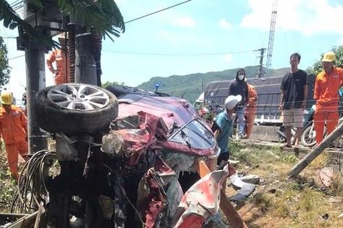 Ô tô bẹp dúm sau khi tông vào trạm biến áp, 4 người bị thương